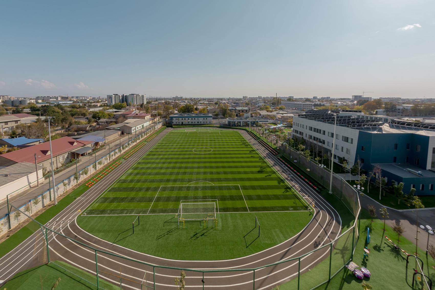 FIFA standartlarında futbol sahası ve koşu pisti