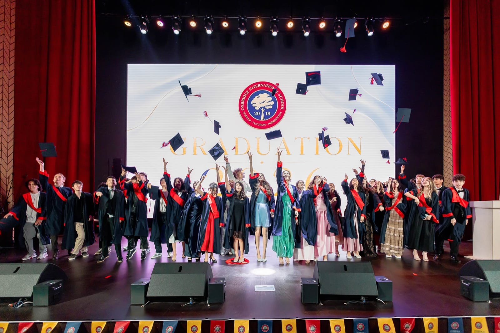 Oxbridge mezuniyeti — mezunlar keplerini havaya atıyor