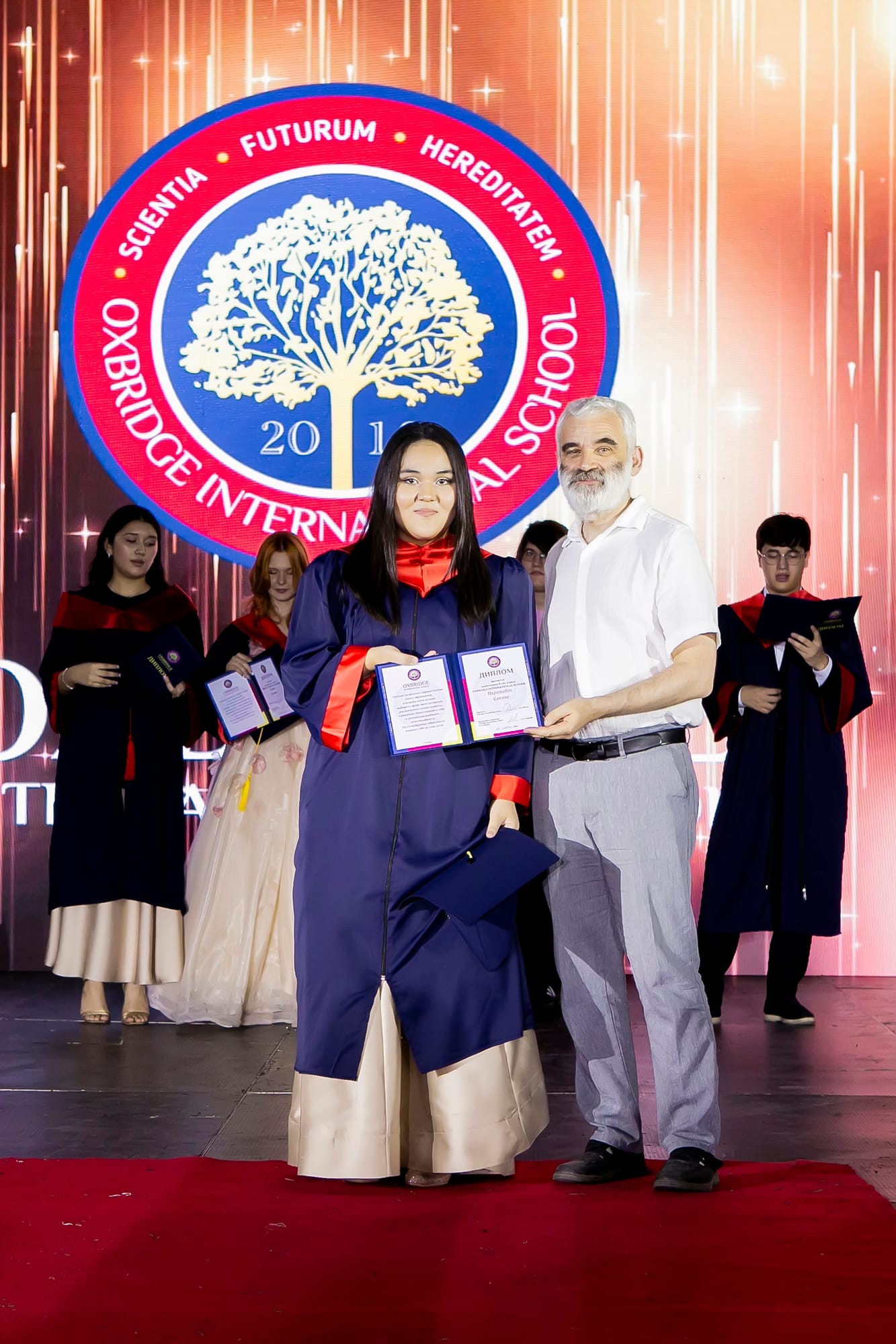 Oxbridge mezununa diploması takdim ediliyor