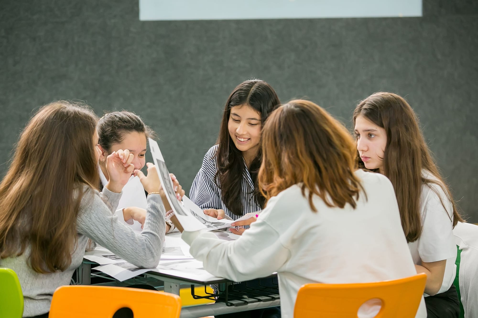 Oxbridge öğrencileri ders materyallerini birlikte inceliyor